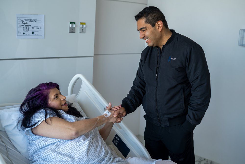 Dr. Lopez Shaking Hands with a Satisfied Bariatric Surgery Patient in Mexico